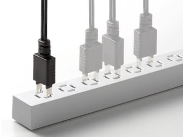 縦も横も間も挿せる「革命的」電源タップ発売　コンセント干渉を解決　サンワサプライから