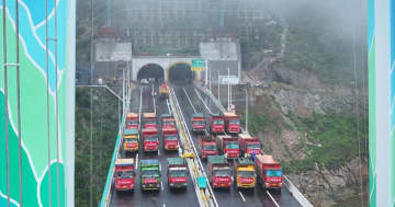 「世界一高い橋」で荷重試験スタート　中国貴州省・花江峡谷大橋