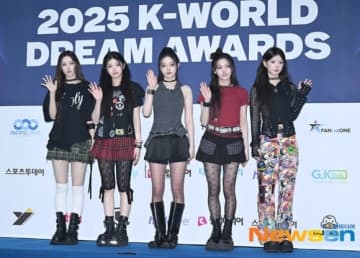 【PHOTO】ILLIT「2025 K-WORLD DREAM AWARDS」ブルーカーペットに登場