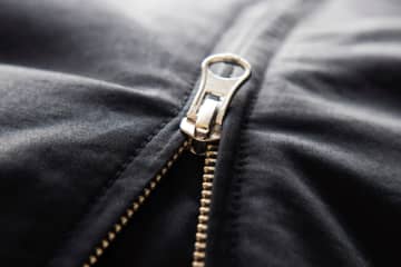ファスナーを噛んだときにやりがちなNG行為７選！実は多くの人がやってる失敗パターン