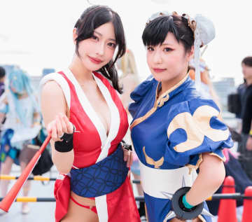 「自慢の脚」も再現!? 人気コスプレイヤー「春麗＆不知火舞」併せのコンビコスプレ披露！