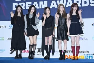 【PHOTO】KiiiKiii「2025 K-WORLD DREAM AWARDS」ブルーカーペットに登場