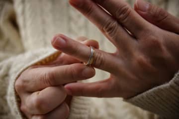 「もうこれ以上は無理」遺族年金を受け取りながら“死後離婚”は可能？ 義家族と縁を切りたい60歳女性が抱える切実な悩み