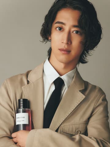 ピアニスト・角野隼斗『Numéro TOKYO』初登場　ディオールの香水からインスピレーションを得て即興演奏
