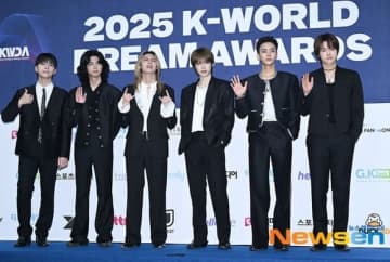 【PHOTO】Xdinary Heroes、KickFlip、カン・ダニエルら「2025 K-WORLD DREAM AWARDS」ブルーカーペットに登場