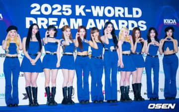 【PHOTO】tripleS「2025 K-WORLD DREAM AWARDS」ブルーカーペットに登場