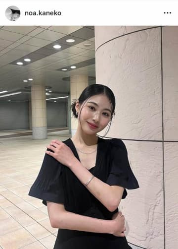 父は50歳イケメン俳優...モデル金子のあ21歳、「かわいぃ」へそピがキラリ！透け感Tシャツショット