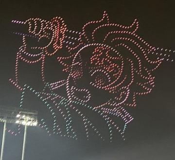 【鬼滅の刃】これは鳥肌モノ…！夜空に描かれた「鬼滅の刃」ドローンショー、その神作画っぷりに「羨ましいです」の声