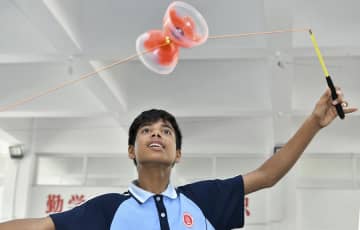 雑技のプロ目指し練習に励む外国人留学生　中国河北省