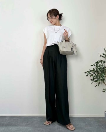 【ユニクロ】の「パンツ」！ 着こなしをマネしたい「大人っぽコーデ」