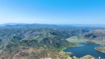 緑広がる陰山山脈の壮大な美しさ　中国内モンゴル自治区