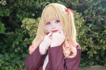 【コスプレ】キラキラの瞳に甘えた表情が可愛い！ミニスカ制服×ニーハイで魅せる振り向き姿もキュートな「星川サラ」に注目【写真9枚】