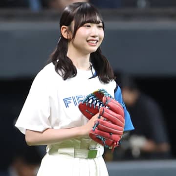 「どんだけ可愛いんだよ！」エスコン降臨の19歳人気アイドルが魅せた“鮮やかノーバン始球式”に反響続々！「消える魔球やん」「ど真ん中きたー！」