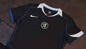 プレミアリーグ名門が「胸ロゴ無し」新ユニフォームを発表！懐かしのエンブレムが復活のレトロスタイル