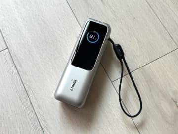 25000mAhの大容量「Ankerモバイルバッテリー」！ケーブル一体型、しかもガジェットを4台同時に充電できちゃう