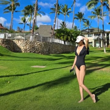 本当に40歳・1児のママ？韓国女優が“超深Vネック”の大胆スイムウェア公開、圧巻の美貌で視線強奪【PHOTO】
