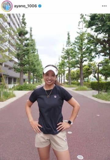美女テニスプレーヤー園田彩乃、「テニスコートで私服」ショット大絶賛　おへそチラ見え「可愛いすぎる」
