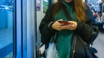 『ながらスマホ』で事故寸前でも…罪悪感ナシ6割という衝撃の現実