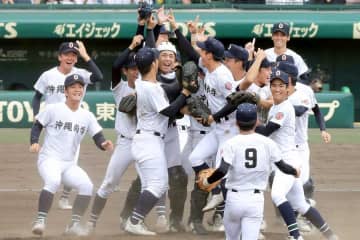 甲子園終了直後…両校で作った“ノーサイドの証し”　沖縄尚学＆日大三の敵も味方もない瞬間