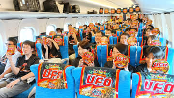 東海道新幹線の日常がぶっ濃い理不尽！ 日清焼そば U.F.O. ソースエクスプレス　285km/h 高速列車内が極うま香りと笑いの爆盛に　超絶非日常２時間半　JTB 日清 JR東海