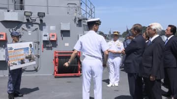 石破首相、事実上”空母化”進む護衛艦「かが」視察　「広大な海と空の防衛体制の強化に寄与する」