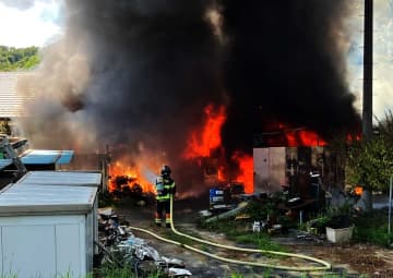 「自転車などが燃えている」　平塚の資材置き場で火事、けが人なし