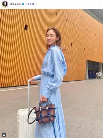 モデルSHIHO49歳、ショーパンからのぞく異次元の脚の長さ　サーフボード片手に笑顔「波にのまれまくり」