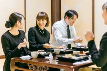 「式の進行を止めてしまうことも」　葬儀で無意識にやってしまうNG行動　葬儀社が注意喚起