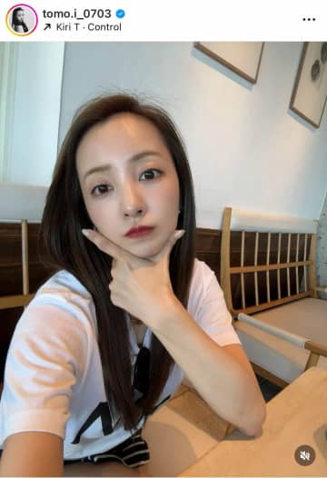 板野友美34歳、膝上超ミニスカコーデの破壊力　爆イケなサングラスあわせて...「かっこいい」大絶賛