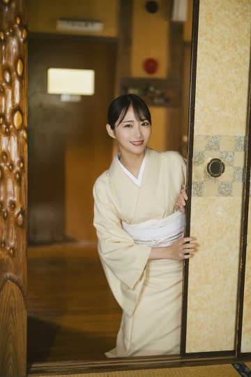 人気レースクイーン川瀬もえ、デジタル写真集の誌面カット公開　和装姿から大胆ポージングも