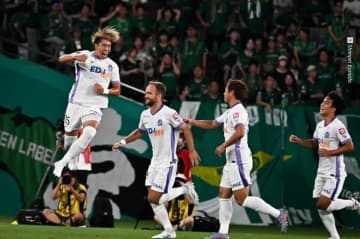 広島が優勝戦線に生き残る3得点完封勝利！　東京Vの反撃を耐え…後半2発で突き放す