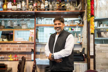 三河島は新たなリトル・カトマンズ。留学生たちの生活を支えるインド・ネパール料理店『モモハウス&バー』