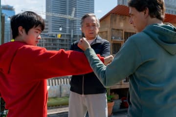 ジャッキー・チェンとラルフ・マッチオが対面　歴史が動き出す　「ベスト・キッド：レジェンズ」本編映像