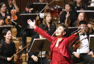 中国ハルビンで「百万本のバラ」　加藤登紀子さん、故郷に歌声