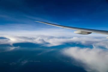 揺れる夏空の旅、酷暑と乱気流と航空リスク