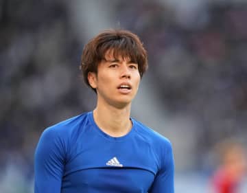 【アーセナル 5-0 リーズ】途中交代の田中碧はユニフォームで顔を覆う。ガナーズ快勝もサカ、ウーデゴールが負傷交代