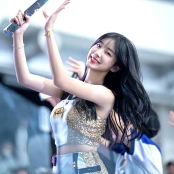 「惚れちまっただろ！」韓国９等身チアが波打ち際で魅せた“谷間ドッキリ”な清純ワンピ姿をファン絶賛！「美しすぎて倒れそう」「なぜ人魚に足があるの？」