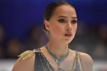 「すんげぇ体幹だな！」マグカップの上に片足で…妖精ザギトワが披露した“超絶バランス感覚”に反響続々！「美しすぎます」「で、何がしたいの？」