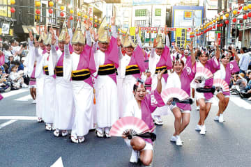 日本三大阿波踊りの一つ　「南越谷阿波踊り」始まる　6千人が華麗な舞を披露　踊り手と観客の距離近く、臨場感や熱気を間近で