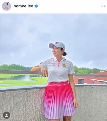 女子ゴルフのイ・ボミ、ミニ丈×ノースリブウェアで豪快スイング　「ナイスショット」かっこよすぎ