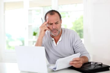 一人暮らしの父は70代で年金が「月6万円」ほど。このままでは生活が成り立たず「生活保護を受けたい」と言っていますが、申請は通るのでしょうか？