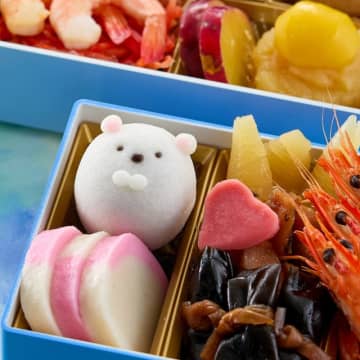 「すみっコぐらし」しろくま、ぺんぎん？、とんかつ…すみっコたちが正月料理“おせち”に♪ セットの卓上カレンダーも便利◎