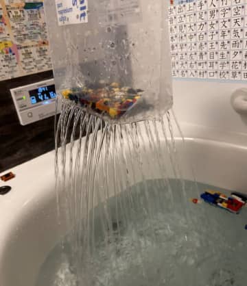 「わたし……天才かもしれない……」お風呂のおもちゃ問題を一発解決するアイデアに「まさに天才！早速真似します！」の声も