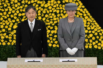 「戦中・戦後の苦難を今後とも語り継ぎ」の一節が加えられ…両陛下　戦没者追悼式で見せられた“平和への願い”