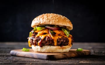 【日本vsアメリカ】バーガーキング「ワッパー590円」→アメリカは“1.5倍”の値段だけど、「コーラ・フレンチフライ」はほぼ同じ!? 3時間アルバイトで“食べられる回数”も比較