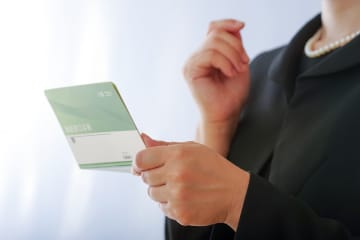 65歳で夫を亡くし“月額5万円程度”の「遺族年金」を受け取れそうです。家は残してくれたため、自分の年金とパート収入の“月10万円”を合わせればなんとかやっていけるでしょうか？