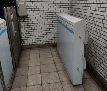 【謎のホームドア】なぜ、ただの壁にホームドア？東京メトロで発見された異様な光景、そのシュールな写真に様々な考察が集まる