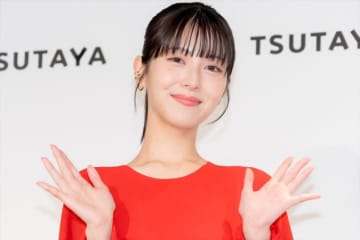 浜辺美波、初の“すっぴん撮影”で心がけたことは保湿「飛行機の中でもパック」
