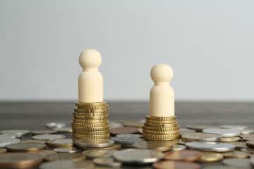 収入が下がり国民年金の「免除」か「納付猶予」で悩んでいます。将来の年金はどのくらい減るのでしょうか？