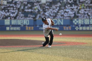 ロッテOB・渡辺俊介さんがファーストピッチ「ちょっと緊張しましたが、楽しかった」